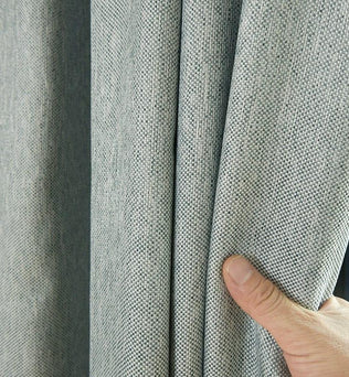 Rideau gris élégant pour salon moderne, offrant une touche de sophistication à votre intérieur. Design raffiné idéal pour tamiser la lumière et créer une ambiance chaleureuse. Accessoire de décoration incontournable pour un espace de vie contemporain.