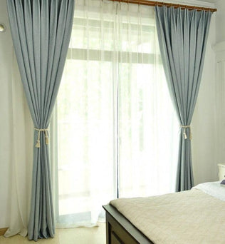 Rideaux opaques bleu clair pour chambre, élégants et modernes, offrant une solution idéale pour contrôler la lumière et préserver l'intimité. Installation facile, adaptée aux fenêtres de grande taille. Accessoire de décoration incontournable pour apporter une touche de fraîcheur et de sophistication à votre intérieur.