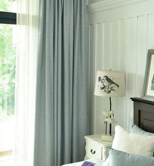 Rideaux opaques gris pour chambre moderne, offrant une élégante obscurité et un style intemporel. Idéal pour ajouter une touche de sophistication à votre décoration intérieure. Accessoire parfait pour filtrer la lumière extérieure tout en rehaussant l'esthétique de votre espace de vie.