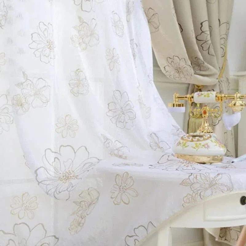 Rideau blanc avec motifs floraux élégants, idéal pour décorer un salon ou une chambre, ajoutant une touche de sophistication et de charme à votre intérieur.