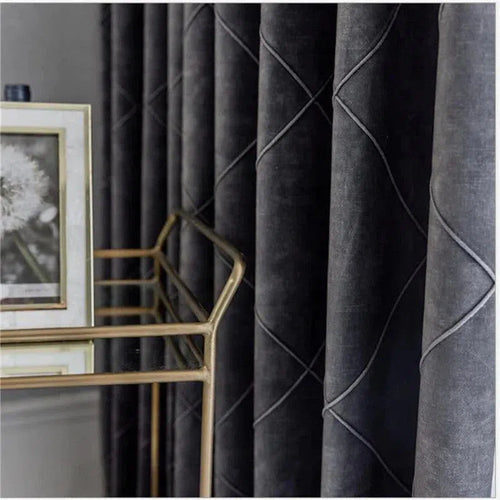 Rideaux élégants gris anthracite avec motif géométrique, parfaits pour une décoration intérieure moderne. Ces rideaux rehaussent l'esthétique de la pièce en ajoutant une touche de sophistication. Idéal pour le salon ou la chambre, apportant à la fois style et intimité.