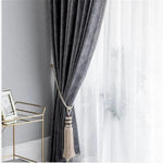 Rideau élégant gris foncé avec motif moderne, parfait pour une décoration intérieure chic et contemporaine. Attache délicate avec un pompon beige, ajoutant une touche de sophistication. Idéal pour salon, chambre ou bureau, offrant intimité et style à n'importe quelle pièce.