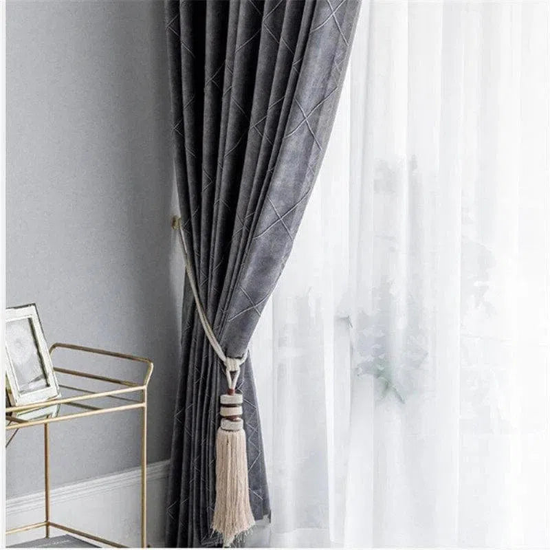 Rideau élégant gris foncé avec motif moderne, parfait pour une décoration intérieure chic et contemporaine. Attache délicate avec un pompon beige, ajoutant une touche de sophistication. Idéal pour salon, chambre ou bureau, offrant intimité et style à n'importe quelle pièce.