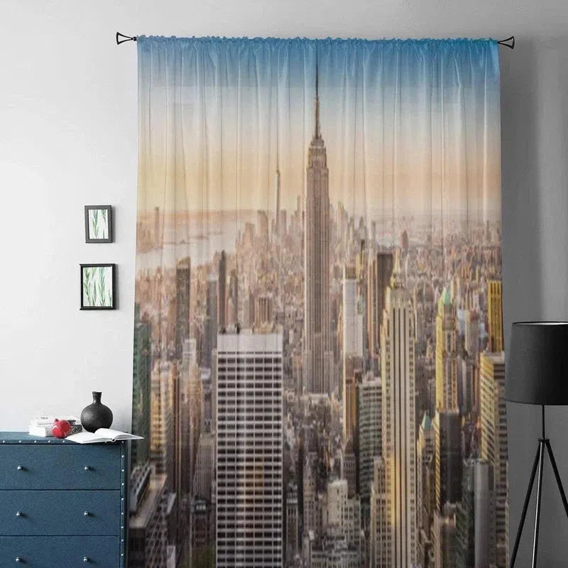 Rideau décoratif avec vue panoramique sur une ville majestueuse, idéal pour ajouter une touche urbaine à votre intérieur. Ce rideau unique transforme votre espace en un paysage métropolitain saisissant, créant une ambiance moderne et sophistiquée. Parfait pour le salon ou la chambre, il s'harmonise facilement avec tout style de décoration.