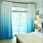 Rideau dégradé bleu et blanc pour chambre moderne, idéal pour une ambiance lumineuse et apaisante. Parfait pour décorer les fenêtres d'une chambre à coucher, ajoutant une touche élégante et sereine à votre intérieur.