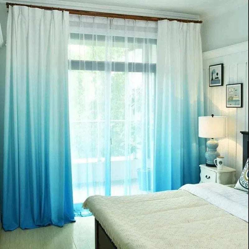 Rideau dégradé bleu et blanc pour chambre moderne, idéal pour une ambiance lumineuse et apaisante. Parfait pour décorer les fenêtres d'une chambre à coucher, ajoutant une touche élégante et sereine à votre intérieur.