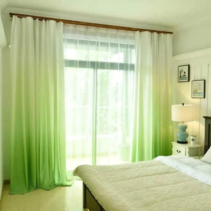 Rideau dégradé vert et blanc pour chambre à coucher, apportant une ambiance lumineuse et naturelle. Idéal pour filtrer la lumière du jour tout en ajoutant une touche décorative contemporaine. Convient parfaitement aux grandes fenêtres et portes-fenêtres.