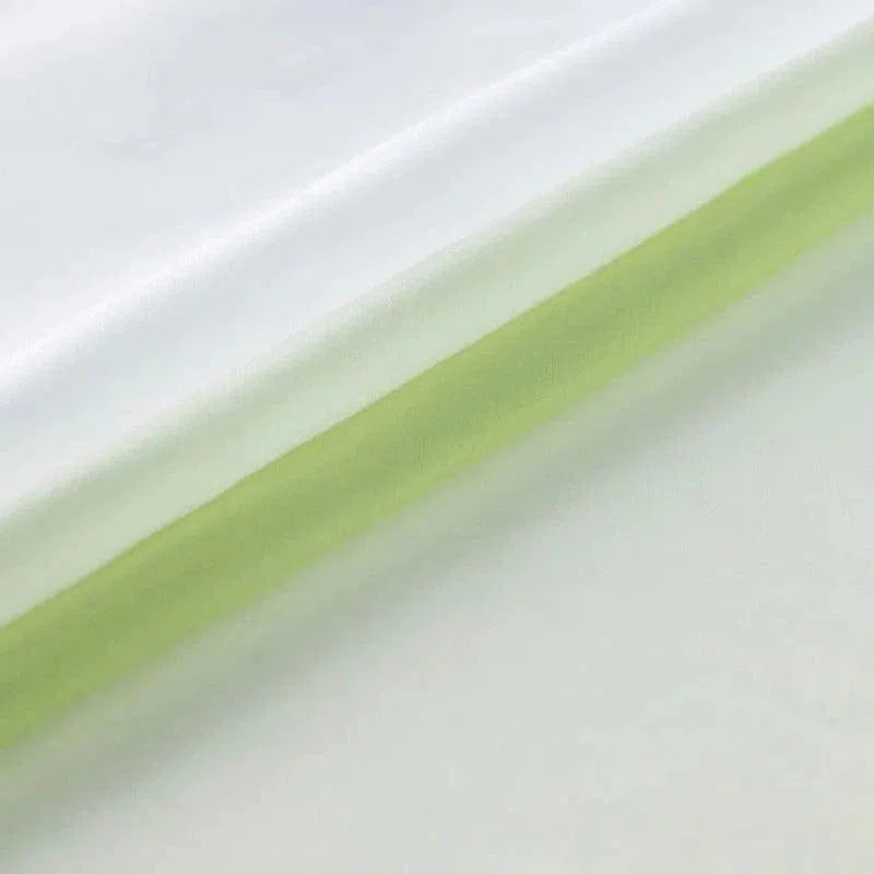 Image d'un rideau blanc avec une bande verte, idéal pour ajouter une touche de fraîcheur et de modernité à n'importe quelle pièce, convenant parfaitement aux décorations simples et élégantes.