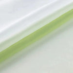 Image d'un rideau blanc avec une bande verte, idéal pour ajouter une touche de fraîcheur et de modernité à n'importe quelle pièce, convenant parfaitement aux décorations simples et élégantes.