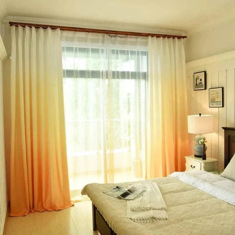 Rideau dégradé orange pour chambre moderne, filtrant la lumière pour une ambiance chaleureuse, parfait pour la décoration intérieure élégante.