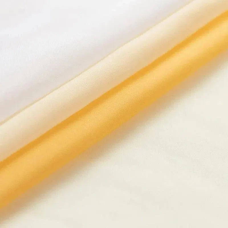 Rideau élégant aux teintes douces, parfait pour ajouter une touche lumineuse à votre intérieur. Disponible dans des nuances de blanc, crème et jaune pour harmoniser avec tout type de décoration. Accessoire idéal pour filtrer la lumière tout en préservant l'intimité.