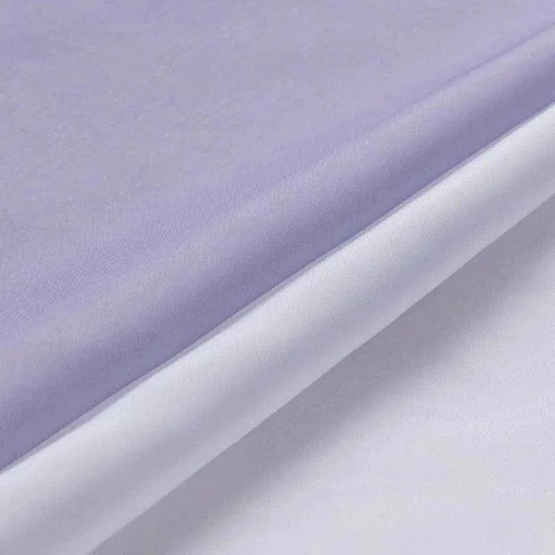 Image d'un rideau moderne couleur pastel lavande et blanc, idéal pour ajouter une touche élégante et apaisante à tout intérieur contemporain. Rideau conçu pour embellir les fenêtres avec style, s'intégrant parfaitement dans un salon ou une chambre à coucher.