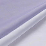 Image d'un rideau moderne couleur pastel lavande et blanc, idéal pour ajouter une touche élégante et apaisante à tout intérieur contemporain. Rideau conçu pour embellir les fenêtres avec style, s'intégrant parfaitement dans un salon ou une chambre à coucher.