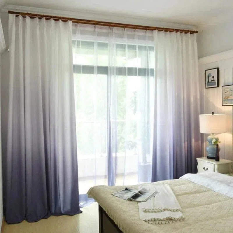 Rideaux élégants avec dégradé de couleurs pour chambre, apportant une touche moderne et lumineuse à la décoration d'intérieur. Fenêtre habillée de voilages tendance avec contraste subtil entre teintes claires et foncées, idéal pour une atmosphère apaisante. Parfait pour personnaliser votre espace de vie tout en contrôlant l'entrée de la lumière naturelle.
