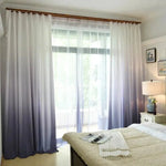 Rideaux élégants avec dégradé de couleurs pour chambre, apportant une touche moderne et lumineuse à la décoration d'intérieur. Fenêtre habillée de voilages tendance avec contraste subtil entre teintes claires et foncées, idéal pour une atmosphère apaisante. Parfait pour personnaliser votre espace de vie tout en contrôlant l'entrée de la lumière naturelle.