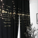 Rideau occultant noir design moderne avec inscriptions. Décoration lumineuse avec guirlande étoilée, idéale pour créer une ambiance chaleureuse et accueillante dans la chambre ou le salon. Élément de décoration intérieure chic et tendance.