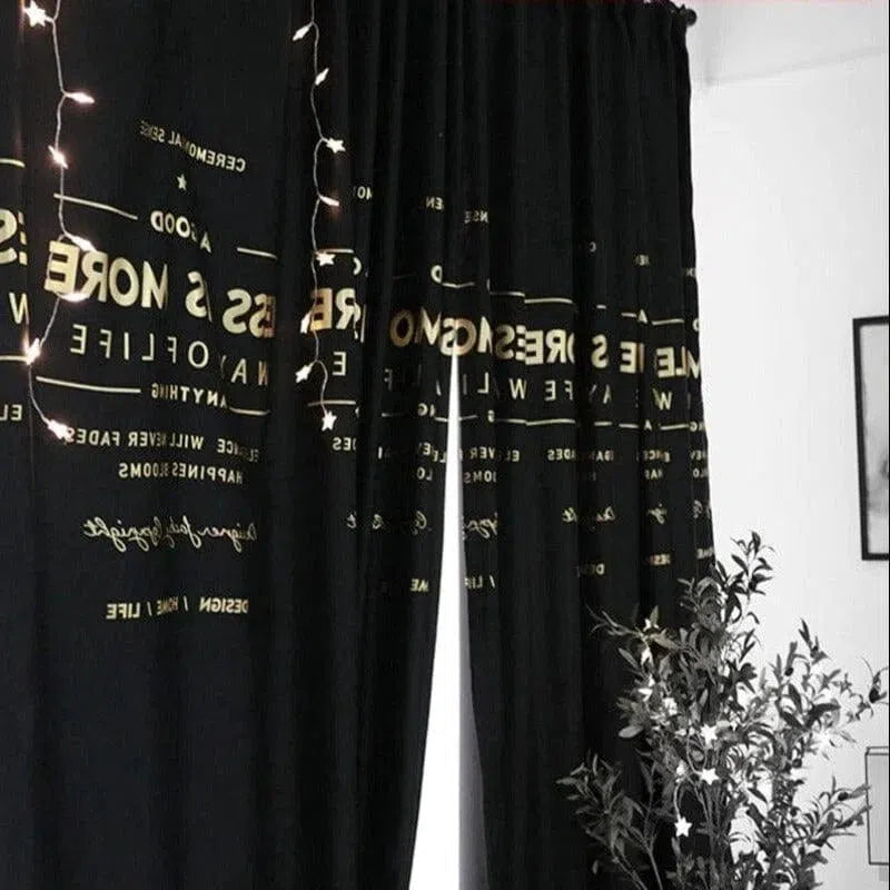Rideau occultant noir design moderne avec inscriptions. Décoration lumineuse avec guirlande étoilée, idéale pour créer une ambiance chaleureuse et accueillante dans la chambre ou le salon. Élément de décoration intérieure chic et tendance.