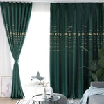 Rideau élégant vert foncé pour salon, ajoutant une touche moderne et sophistiquée à votre intérieur. Idéal pour filtrer la lumière tout en préservant l'intimité. Parfait pour un décor contemporain avec des accents végétaux et un aménagement épuré.