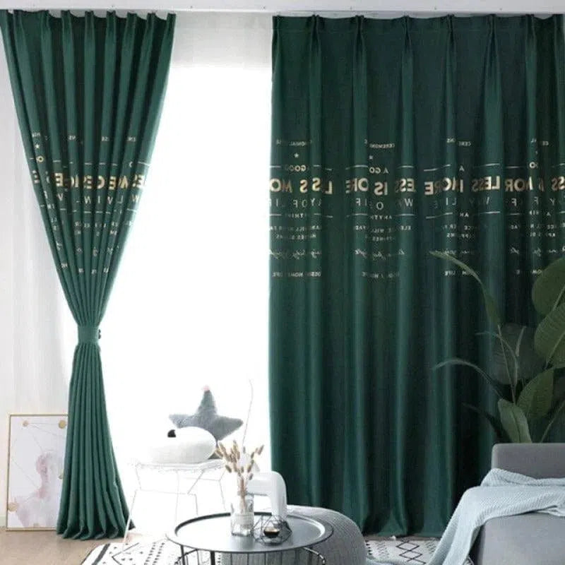 Rideau élégant vert foncé pour salon, ajoutant une touche moderne et sophistiquée à votre intérieur. Idéal pour filtrer la lumière tout en préservant l'intimité. Parfait pour un décor contemporain avec des accents végétaux et un aménagement épuré.