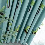 Rideaux pour enfant avec motifs de dinosaures verts et palmiers, ajoutant une touche ludique et colorée à la décoration de chambre. Parfaits pour créer une ambiance joyeuse, ces rideaux sont idéaux pour les espaces dédiés aux plus petits. Accessoire décoratif pour chambre d'enfant, apportant originalité et charme.