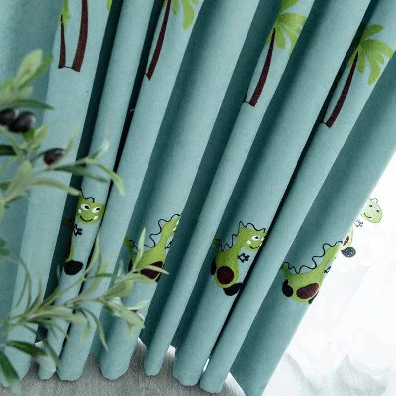 Rideaux pour enfant avec motifs de dinosaures verts et palmiers, ajoutant une touche ludique et colorée à la décoration de chambre. Parfaits pour créer une ambiance joyeuse, ces rideaux sont idéaux pour les espaces dédiés aux plus petits. Accessoire décoratif pour chambre d'enfant, apportant originalité et charme.