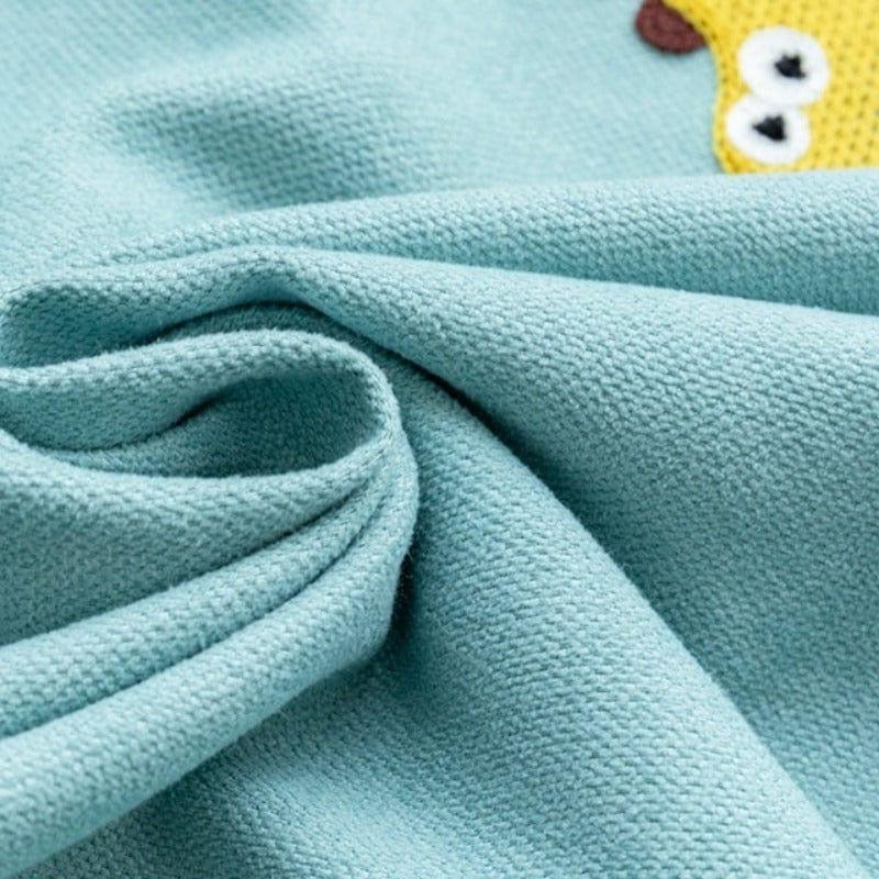 Pull enfant turquoise avec motif amusant, idéal pour l'hiver, doux et confortable, parfait pour les journées fraîches. Design attrayant pour garçons et filles, ajout coloré à la garde-robe enfantine.