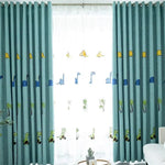 Rideaux pour enfants à motifs de dinosaures colorés, idéaux pour décorer une chambre d'enfant, ajoutant une touche ludique et fantaisiste. Leur design original et amusant inspire l'imaginaire des plus jeunes tout en créant une atmosphère accueillante et joyeuse dans la pièce. Parfaits pour les passionnés de dinosaures et pour dynamiser la décoration intérieure.