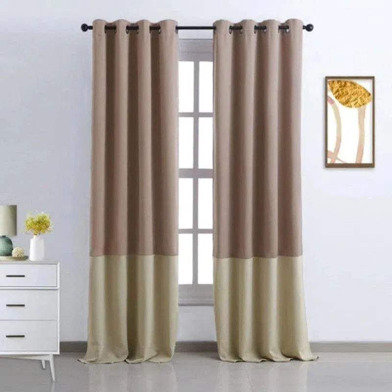 Rideau bicolore élégant avec anneaux, parfait pour un salon moderne. Design contemporain avec contraste de couleurs neutres. S'harmonise avec différents styles de décoration intérieure, idéal pour filtrer la lumière tout en apportant une touche sophistiquée à votre espace. Accessoire de décoration pratique et esthétique pour fenêtres.