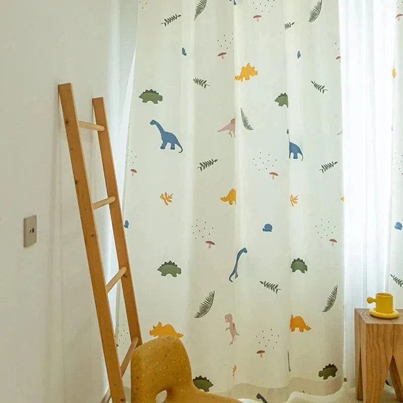 Rideau décoratif pour chambre d'enfant avec motifs de dinosaures colorés, ajoutant une touche ludique et originale à la décoration intérieure. Idéal pour stimuler l'imagination des petits tout en apportant une ambiance joyeuse et accueillante. Accessoire parfait pour personnaliser une chambre d'enfant ou une salle de jeux.