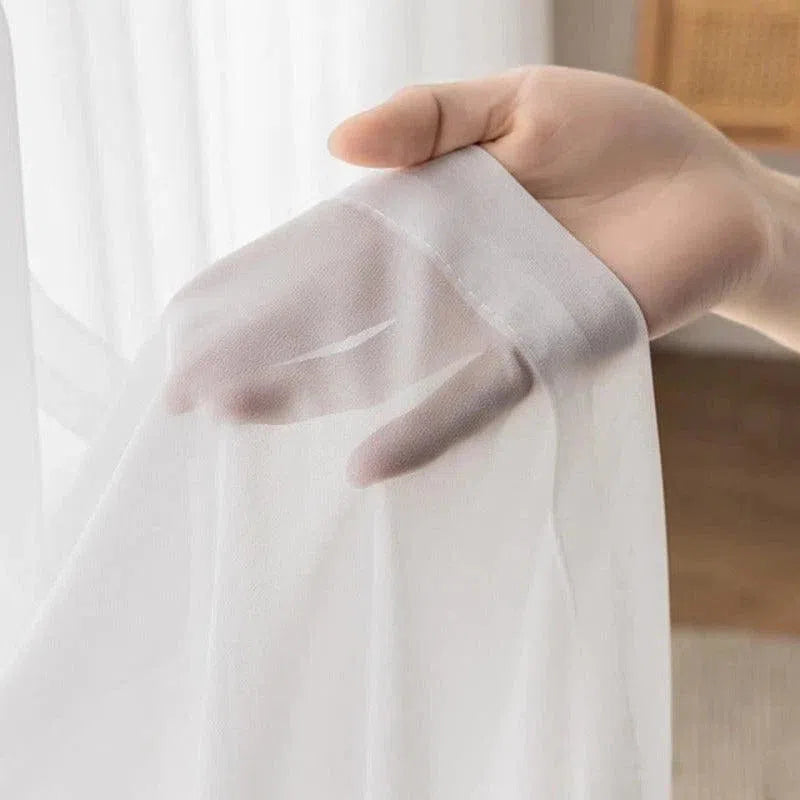 Voilage translucide élégant pour un intérieur lumineux et moderne. Idéal pour habiller vos fenêtres avec légèreté tout en préservant votre intimité. S'intègre parfaitement dans une décoration contemporaine. Facile à installer et à assortir avec d'autres éléments de décoration pour créer une ambiance chaleureuse dans votre maison. Parfait pour ajouter une touche de sophistication à votre espace de vie.