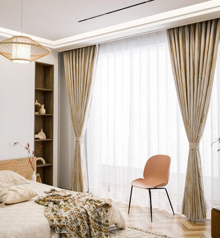 Chambre moderne avec rideaux élégants : le design épuré met en valeur un intérieur apaisant et lumineux. Décoration contemporaine avec mobilier aux lignes sobres, idéal pour une ambiance relaxante. Rideaux drapés encadrant une grande fenêtre, filtrant la lumière naturelle pour une atmosphère chaleureuse.