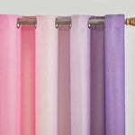 Rideau moderne dégradé de couleur rose à violet, parfait pour apporter une touche élégante et colorée à votre intérieur. Idéal pour la décoration de salon ou chambre, il offre une ambiance chaleureuse et raffinée. Ce rideau se fixe facilement grâce à des œillets pratiques et robustes. La palette de couleurs contemporaines crée une atmosphère apaisante et chic.