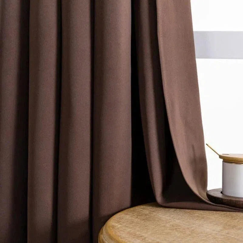 Image de rideau marron pour salon moderne, élégant et élégant. Idéal pour ajouter une touche de sophistication à votre décoration intérieure. Ce rideau offre une belle couverture de fenêtre tout en s’harmonisant avec divers styles d’aménagement. Parfait pour les espaces nécessitant un équilibre entre esthétique et fonctionnalité.