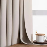 Rideau opaque beige élégant pour salon, idéal pour filtrer la lumière, style contemporain, décoration intérieure moderne. Parfait pour créer une ambiance chaleureuse et intime dans votre espace de vie.