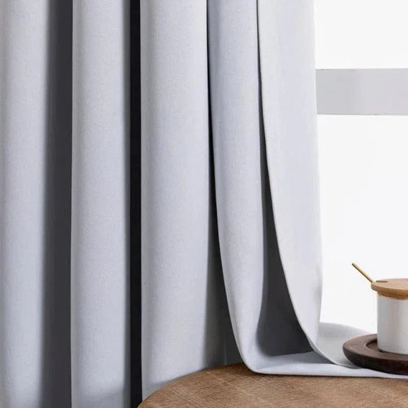 Rideau occultant gris clair élégant, idéal pour chambre ou salon, ajoutant une touche moderne et épurée à la décoration intérieure. Solution parfaite pour contrôler la luminosité et préserver l'intimité de votre espace.