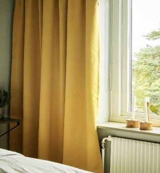 Rideaux occultants jaunes élégants pour chambre, apportant luminosité et style moderne à votre intérieur. Solution pratique pour préserver l'intimité tout en ajoutant une touche de couleur chaleureuse. Parfait pour habiller les fenêtres de votre salon ou chambre à coucher.