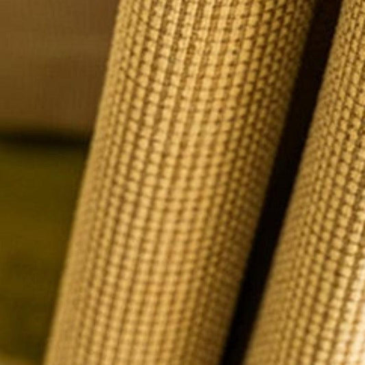 Rouleaux de papier texturé beige avec une surface en relief, parfaits pour des projets de décoration et d'artisanat. Idéal pour ajouter une touche élégante à tout intérieur et créer des designs uniques. Disponibles en diverses dimensions pour s'adapter à vos besoins créatifs.
