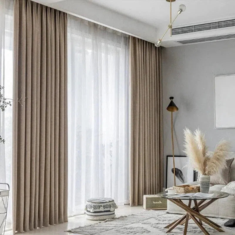 Rideaux élégants marron pour salon moderne, créant une ambiance lumineuse et accueillante. Optimisation de l'éclairage naturel avec un style épuré et chic. Idéal pour décorer votre intérieur avec goût et sophistication. Parfait pour un design contemporain.