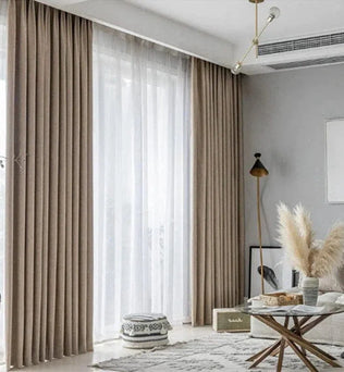 Rideaux élégants marron pour salon moderne, créant une ambiance lumineuse et accueillante. Optimisation de l'éclairage naturel avec un style épuré et chic. Idéal pour décorer votre intérieur avec goût et sophistication. Parfait pour un design contemporain.
