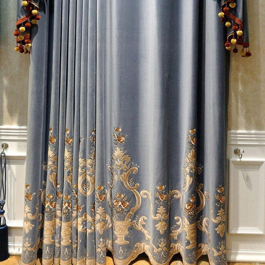 Rideaux élégants bleu avec motifs brodés dorés, ornés de pompons colorés. Apportent une ambiance chic et raffinée à votre intérieur. Accessoire décoratif idéal pour rehausser votre salon ou chambre avec une touche de sophistication.