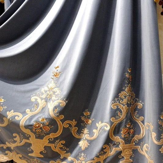 Rideau élégant avec motifs floraux dorés sur fond bleu, idéal pour ajouter une touche luxueuse à votre salon ou chambre. Design baroque sophistiqué et raffiné, parfait pour une décoration intérieure chic et traditionnelle. Accessoire décoratif incontournable pour un style intemporel.
