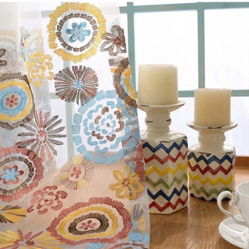 Rideau décoratif à motifs floraux colorés, parfait pour ajouter une touche de fraîcheur et d'élégance à votre intérieur. Complétez la décoration de votre salon avec ces bougeoirs en relief et ces bougies blanches. Créez une ambiance chaleureuse et accueillante avec cet ensemble harmonieux.