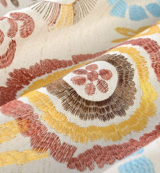 Décoration textile avec motifs géométriques colorés, teintes marron, jaune, et bleu, style bohème pour intérieur moderne et tendance. Idéal pour coussins, rideaux et créations décoratives.