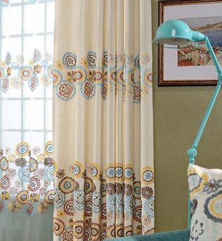 Rideaux élégants avec motifs floraux colorés pour une ambiance chaleureuse et accueillante. Parfaits pour une décoration intérieure moderne, ces rideaux apportent une touche de charme à votre salon ou chambre. Accessoire idéal pour filtrer la lumière tout en ajoutant une note décorative à votre pièce.