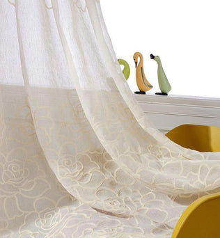 Rideaux translucides élégants avec motifs floraux en jaune doux, parfaits pour intégrer un espace de vie moderne et lumineux. Idéaux pour laisser entrer la lumière naturelle tout en préservant l'intimité. Déco contemporaine avec des ornements sur une surface lisse et fluide. Accessoire idéal pour une atmosphère chaleureuse et accueillante. Convient parfaitement à une décoration minimaliste et chic.