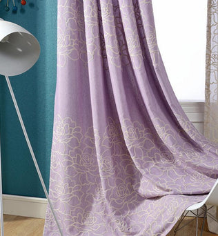 Rideau élégant de couleur violette avec motifs floraux, idéal pour ajouter une touche de raffinement et de couleur à votre intérieur. Ce rideau opaque assure une bonne intimité tout en décorant votre salon ou votre chambre. Misez sur son design moderne pour transformer l'atmosphère de votre pièce. Accessoire parfait pour une décoration chic et tendance.