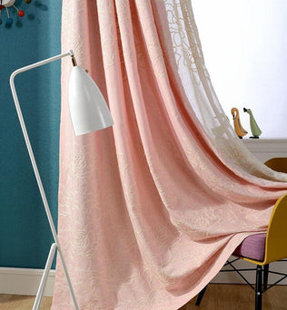 Rideaux élégants rose à motifs floraux, parfaits pour une décoration intérieure moderne. Idéal pour ajouter une touche de sophistication à votre salon ou chambre. Associés à une lampe blanche et des accessoires décoratifs, ces rideaux créent une ambiance chaleureuse et accueillante. Parfait pour optimiser la luminosité tout en conservant l'intimité.