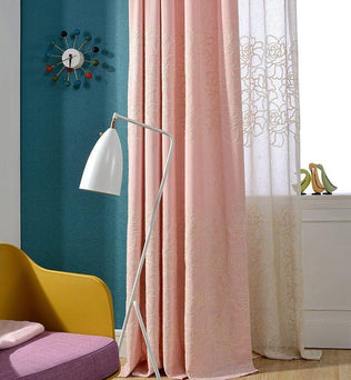 Rideau élégant de couleur rose avec motifs floraux délicats, idéal pour ajouter une touche de douceur et de sophistication à votre intérieur. Ce design raffiné s'intègre parfaitement dans une décoration moderne, apportant une ambiance chaleureuse et accueillante à votre pièce. Parfait pour la chambre ou le salon, ce rideau crée une atmosphère apaisante tout en permettant une belle filtration de la lumière.