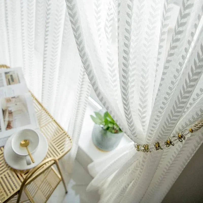 Rideaux élégants avec motif à chevrons blancs, agrémentant une pièce lumineuse avec une touche de sophistication. Parfaits pour apporter élégance et lumière naturelle à votre intérieur. Accessoire idéal pour un style moderne et raffiné, convenant à divers types de décoration intérieure.