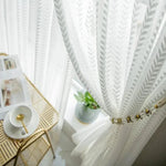 Rideaux élégants avec motif à chevrons blancs, agrémentant une pièce lumineuse avec une touche de sophistication. Parfaits pour apporter élégance et lumière naturelle à votre intérieur. Accessoire idéal pour un style moderne et raffiné, convenant à divers types de décoration intérieure.